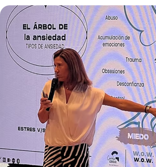 Carola Grove presentando el taller Reenfoca tu mes